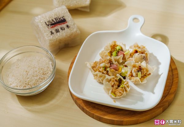 2.玉米、香菇切丁、香腸切丁後炒熟，加入白飯、醬油、白胡椒拌勻，
3.餛飩皮四周沾水，將炒飯包好後放入蒸鍋約15分鐘
晶瑩的外皮、飽滿的內餡，吃起來比一般燒賣更紮實，非常有飽足感。