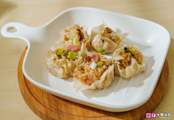 2.玉米、香菇切丁、香腸切丁後炒熟，加入白飯、醬油、白胡椒拌勻，
3.餛飩皮四周沾水，將炒飯包好後放入蒸鍋約15分鐘
晶瑩的外皮、飽滿的內餡，吃起來比一般燒賣更紮實，非常有飽足感。