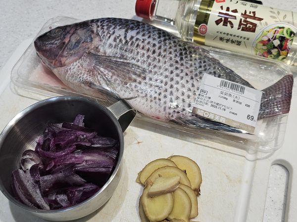 薑切片，洋蔥切絲。