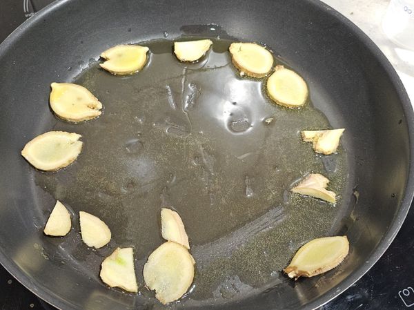 下點油煸香薑片。