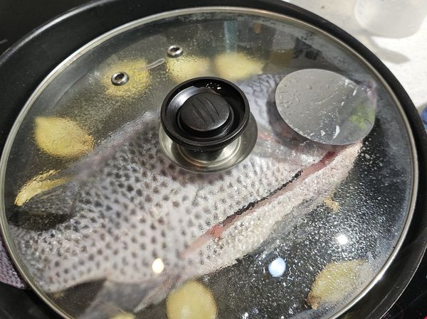 下魚煎至兩面上色。其實不煎直接燒也是可以，但是煎過比較香。