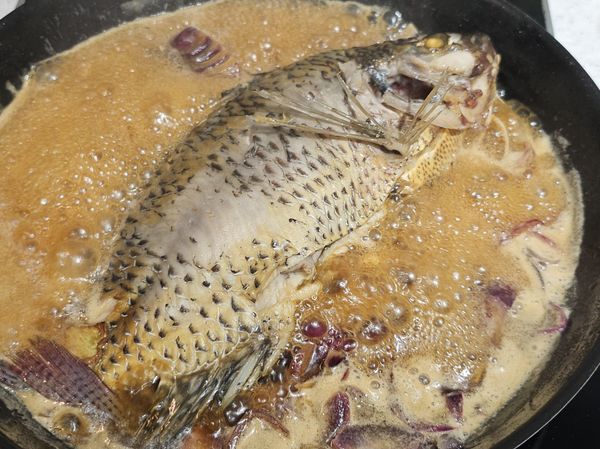 加入醬油開大火炒香。
加入洋蔥。我放很多洋蔥同煮，洋蔥甘甜所以就沒再加糖了，如果沒有放洋蔥可以酌量加點砂糖，讓醬油湯汁帶一點點微微甘甜味。