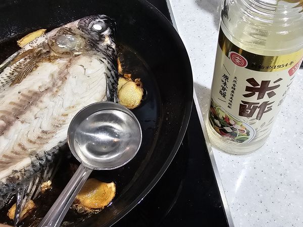 加入十全180天完熟米醋。

因無我的是平底鍋不是原底鍋，油要放多一點，煎至金色再翻面，不然魚皮會被黏在鍋底。