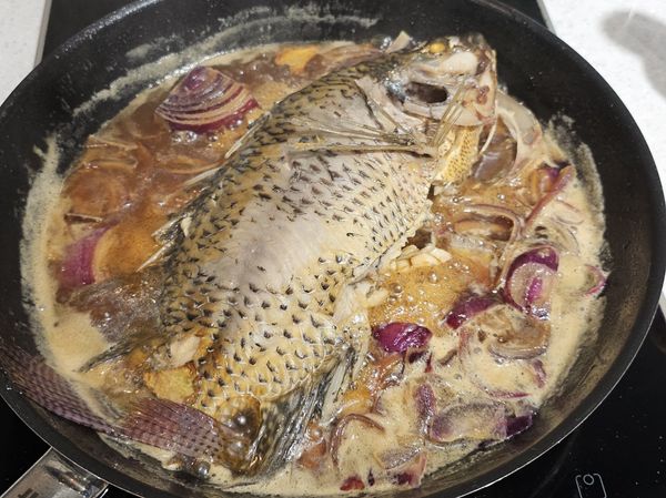 加入一米杯的水，水位高度約魚的一半。加蓋燒煮大概10分鐘。因為我的魚很大條。
魚鰓後方的肉最厚，煮好的時候用筷子刺刺看可以輕鬆刺過去就是熟了。