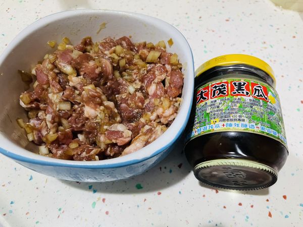 把洋蔥切丁放入絞肉中，加入醃料(醬油、黑醋、糖)醃至30分鐘
大茂黑瓜切丁備用