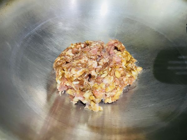 熱鍋熱油後，放入醃好的絞肉