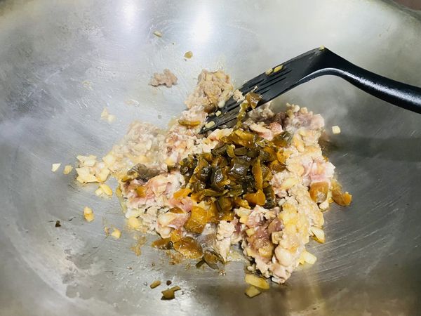 待絞肉變色後，放入黑瓜拌炒