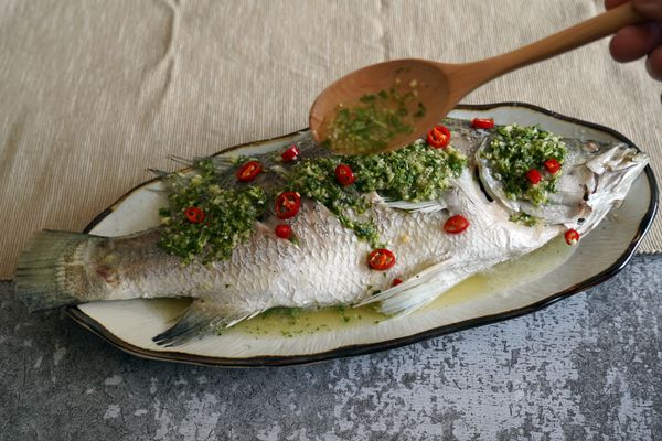 調醬汁：蒜末＋辣椒末＋香菜＋檸檬汁＋魚露＋糖
蒸好後倒掉蒸魚水→淋上醬汁