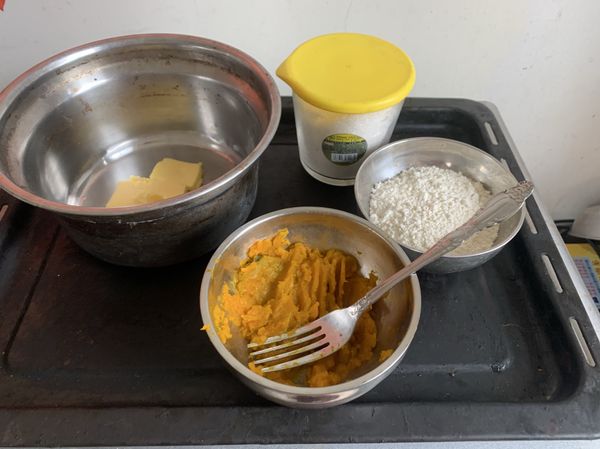 奶油室溫軟化
蒸熟的栗子南瓜搗成泥