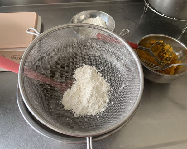 加過篩的低筋麵粉（分2次）