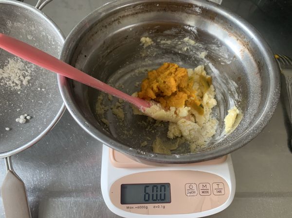 在加入栗子南瓜泥在加入剩下的麵粉