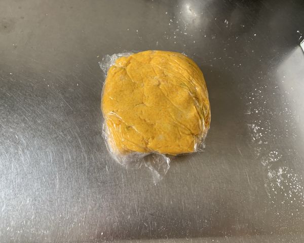 將麵糰包入保鮮膜 ，冰箱鬆弛30分鐘
