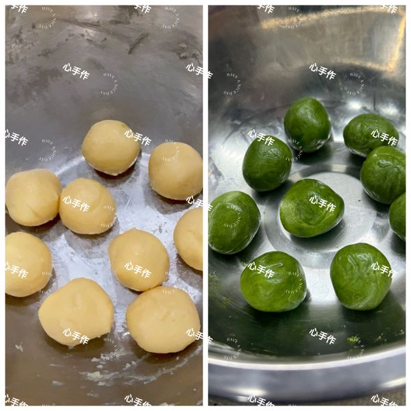 接下來做餅乾麵糰：
將無鹽奶油和糖粉混合攪拌至順滑。加入全蛋液，繼續攪拌至混合均勻。
加入過篩低筋麵粉、用刮刀拌勻。
麵糰分二份，其中一份加入抹茶粉混在一起，若不做抹茶口味也可以，就可以少洗一個鍋子😂
原味跟抹茶均分出各8顆，分別搓圓放在冷藏備用。