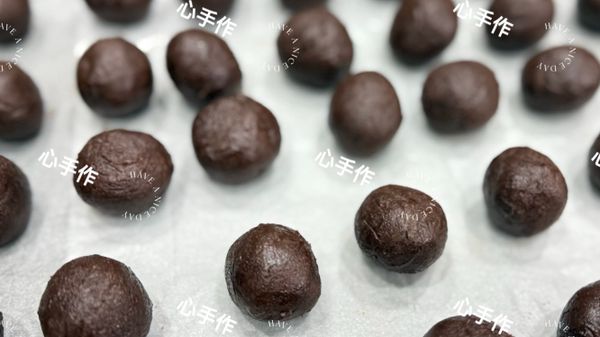 將冷凍的布朗尼麵糰，均分出16顆分別搓圓後，密封好放在冷凍備用，等一下會比較好包。