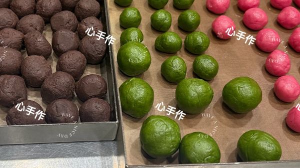 等待布朗尼麵糰變硬的時候可以先洗鍋碗瓢盆😂
然後再把餅乾麵糰壓扁後，包入布朗尼麵糰，不需要包得太漂亮，有點外露也沒有關係。
若有空整盤密封起來先冷藏10分鐘左右再來壓扁
我當時沒時間就直接壓了