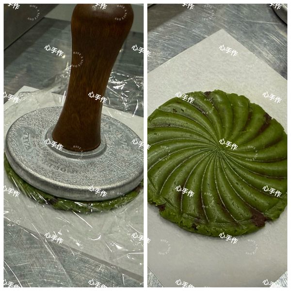 我自己是另外拿出壓模來壓
也可以直接用杯子壓扁
壓扁前記得墊張烘培紙