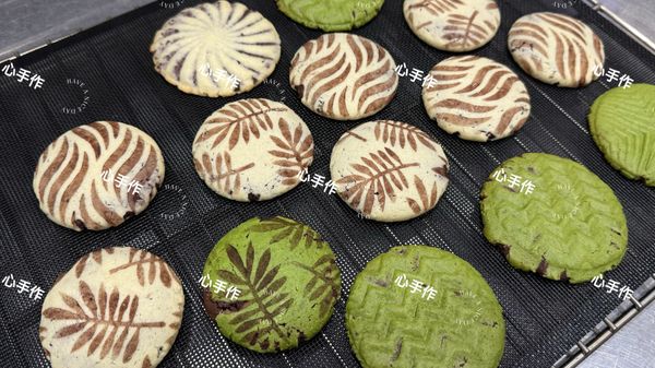 出爐後先不要動它
靜置個5到10分鐘再移動
心得分享～覺得用壓模壓不好看
刷粉的漂亮很多😍