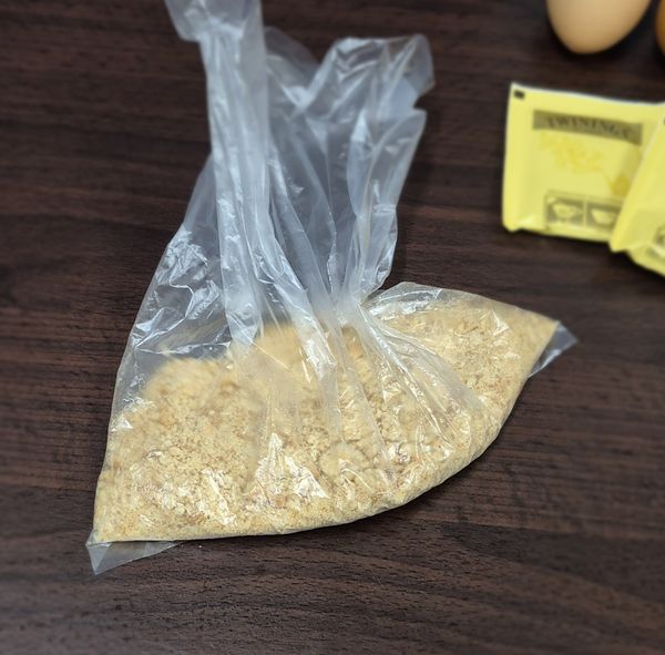 先製作餅乾底，將消化餅乾捏碎後加入1g的茶粉