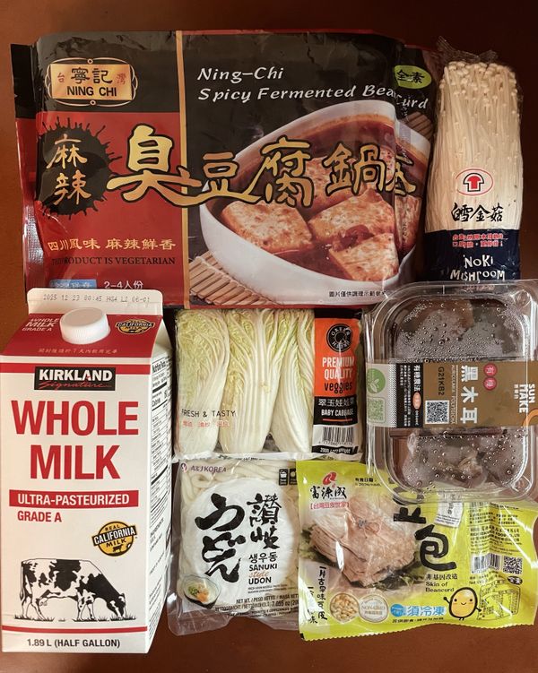 準備食材，超市有賣的名店麻辣鍋底，輕鬆方便，吃全素的可以用植物奶（燕麥奶、豆漿）代替牛奶，或者不用加