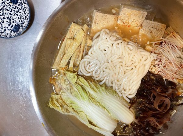 下鍋底，依個人口味可加水調整鹹淡，鍋底先下，煮滾後食材可以一起下，煮約五分鐘即可