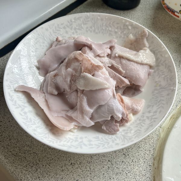 椰肉切成好入口的小塊、椰汁過濾去除可能有的椰殼等雜質後備用。