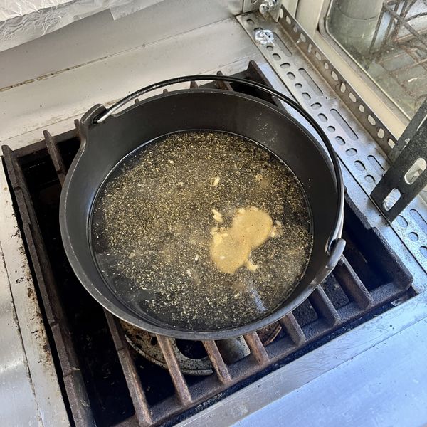 雞高湯入鍋，加入蒜碎、香茅粉及薑片，大火煮滾後轉中火。