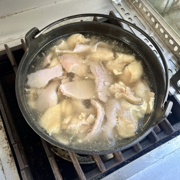 加入椰汁、椰肉，用中火煮到要滾不滾後轉小火煮約3分鐘，可以發現椰肉會從比較硬挺的狀態變得軟塌。最後試味道，不夠鹹的話可以選擇加魚露或鹽來補鹹度，太鹹的話可以再加點高湯或水兌稀。