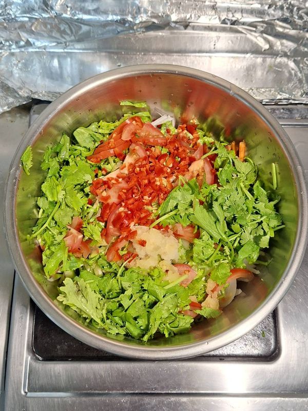 蒜頭、辣椒切末，香菜切小段，冬粉泡軟備用【冬粉不用煮】