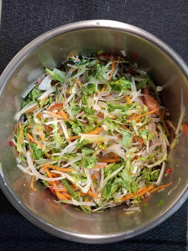 調入魚露、白醋、檸檬汁、鹽、糖、味精，輕輕翻拌均勻【不要使勁揉搓、抓捏】