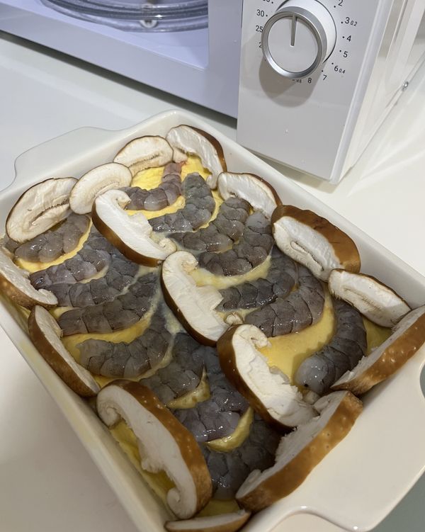 把蝦仁和香菇片擺上去