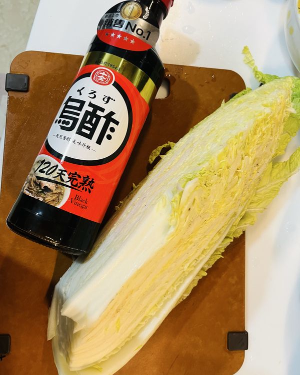 1）先把調味料調成一碗
2）白菜洗淨切成適口大小，蒜頭拍碎切蒜末
3）起一油鍋，放入蒜頭、辣椒爆香
4）續入2）的白菜翻炒至軟
5）倒入1）燜煮至喜歡的口感即可起鍋