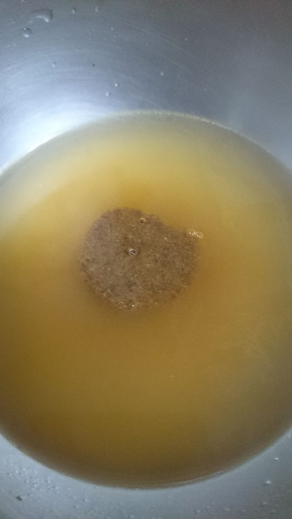 牛頭牌咖哩塊，泡熱水，咖哩汁備用