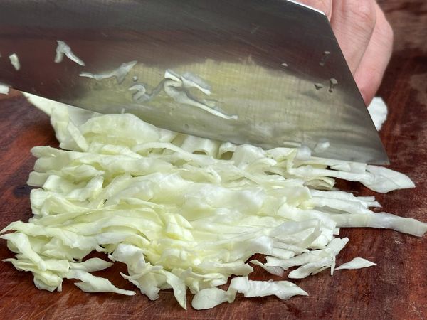 高麗菜洗淨切絲。