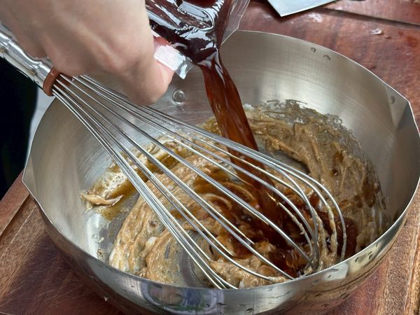 品高 鮮辣麻醬一組、品高 玓玓原鮮沙拉醬70g，調和均勻成胡麻沙拉。