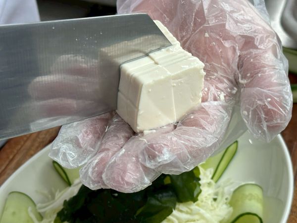 開始擺盤，豆腐切塊。