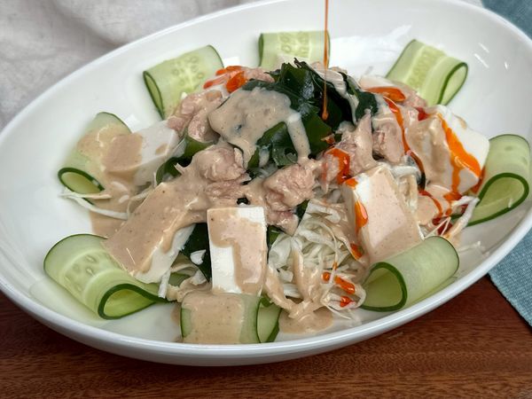 淋上胡麻沙拉、辣油、青蔥絲即完成。