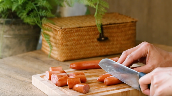 德式香腸小火煎熟後切成四段