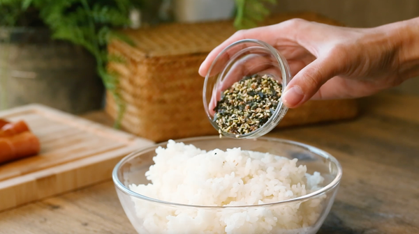 白飯加入香鬆後拌勻