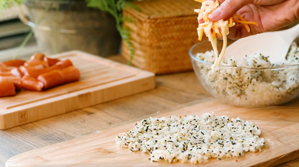 香鬆飯上鋪上滿滿的莫札瑞拉起司絲