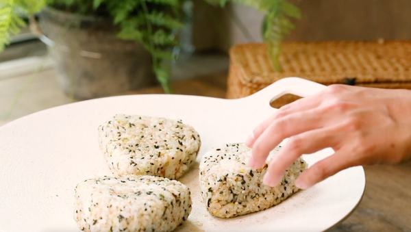 用刷上味噌醬面向下煎至微微鍋巴後，另一面也是相同方式操作