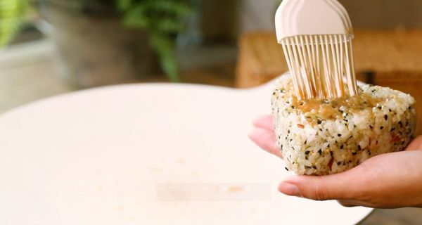 將味噌醬刷在飯糰表面