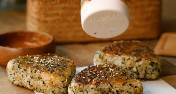 最後撒上少許香鬆裝飾，外脆內軟的德式起司香腸烤飯糰就完成啦！！