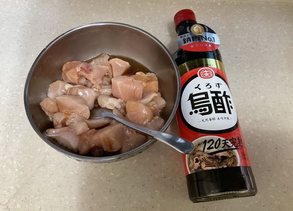 雞胸肉切塊後倒入醬油、砂糖跟十全 120 天完熟烏醋醃製15分鐘