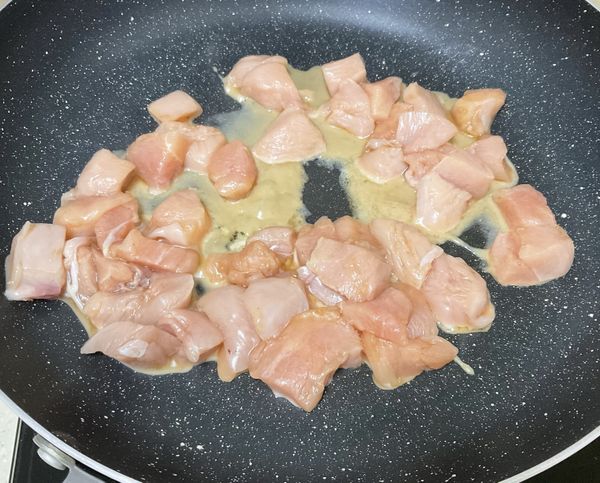 沙拉油倒入鍋中熱鍋，再放入雞胸肉煎至一面焦香