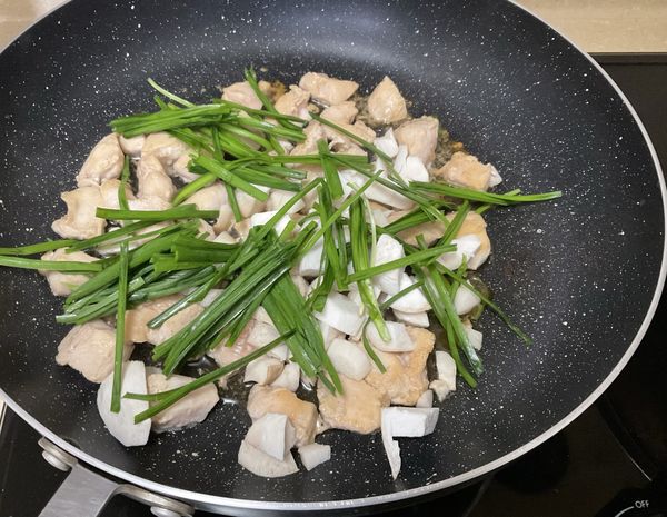 加入杏鮑菇跟韭菜一起炒，炒至韭菜軟化