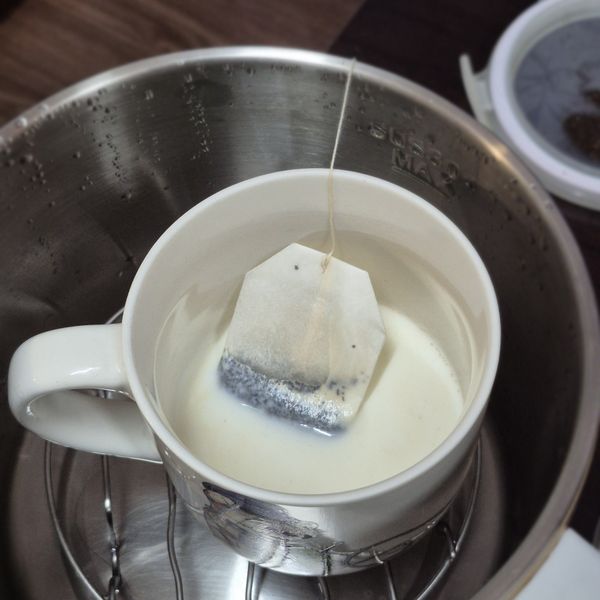 加熱牛奶後放入茶包靜置10分鐘，接著放涼備用