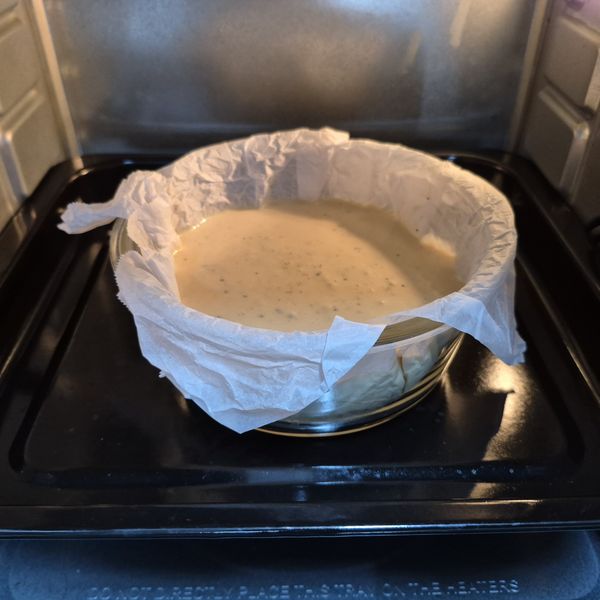 最後倒入前面準備好餅乾底的模具中（可過篩可避免結塊，或是不過篩可保留比較多茶粉），放入烤箱
*上火220度 下火200度*
烤30分鐘