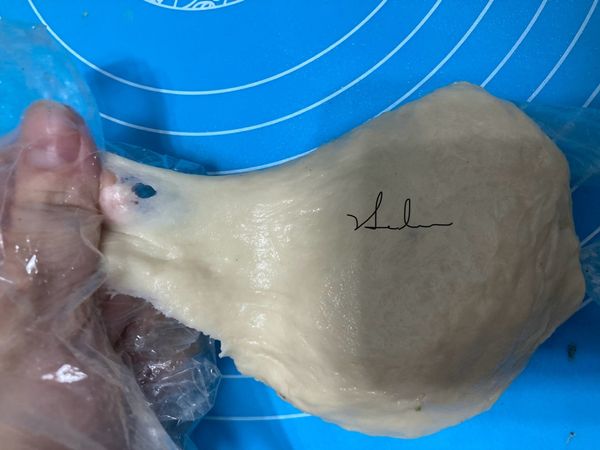 製作油皮:把油皮的所有材料放入容器中，用手拌勻就好了，再把成糰拿出來往下摔打，摔甩一下，用手折一下麵糰，再摔甩一下桌面，再用手折一下麵糰，數回後把它放在一邊等20-30分鐘鬆弛。蓋上保鮮膜。發成如圖樣，如果沒有也沒有關係。