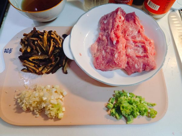 1. 乾香菇洗淨泡熱水後切絲，香菇水留著備用。
2. 紅蔥頭、蒜頭切末。
3. 青蔥切末，蔥白、蔥綠分開。