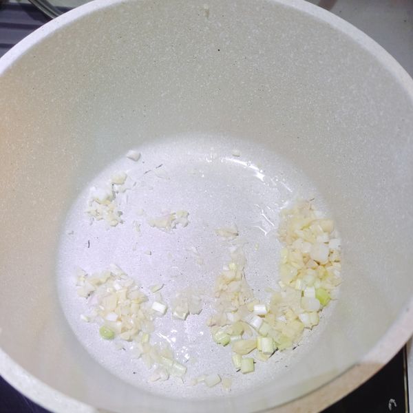 鍋中放一大匙油，爆香紅蔥頭、蒜頭、蔥白後加入絞肉